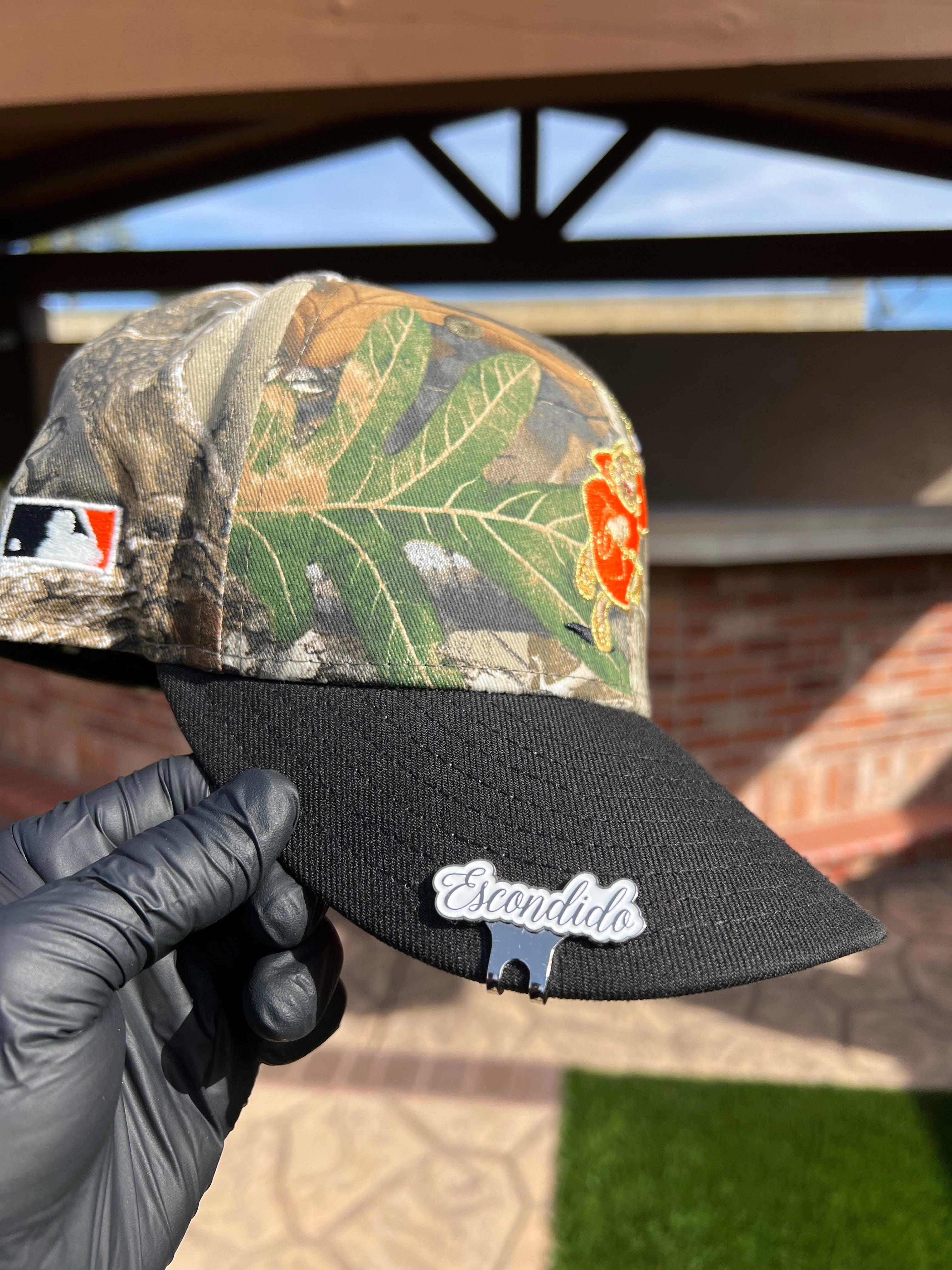 Escondido & Hidden City Hat Clips (plateado con fondo blanco)