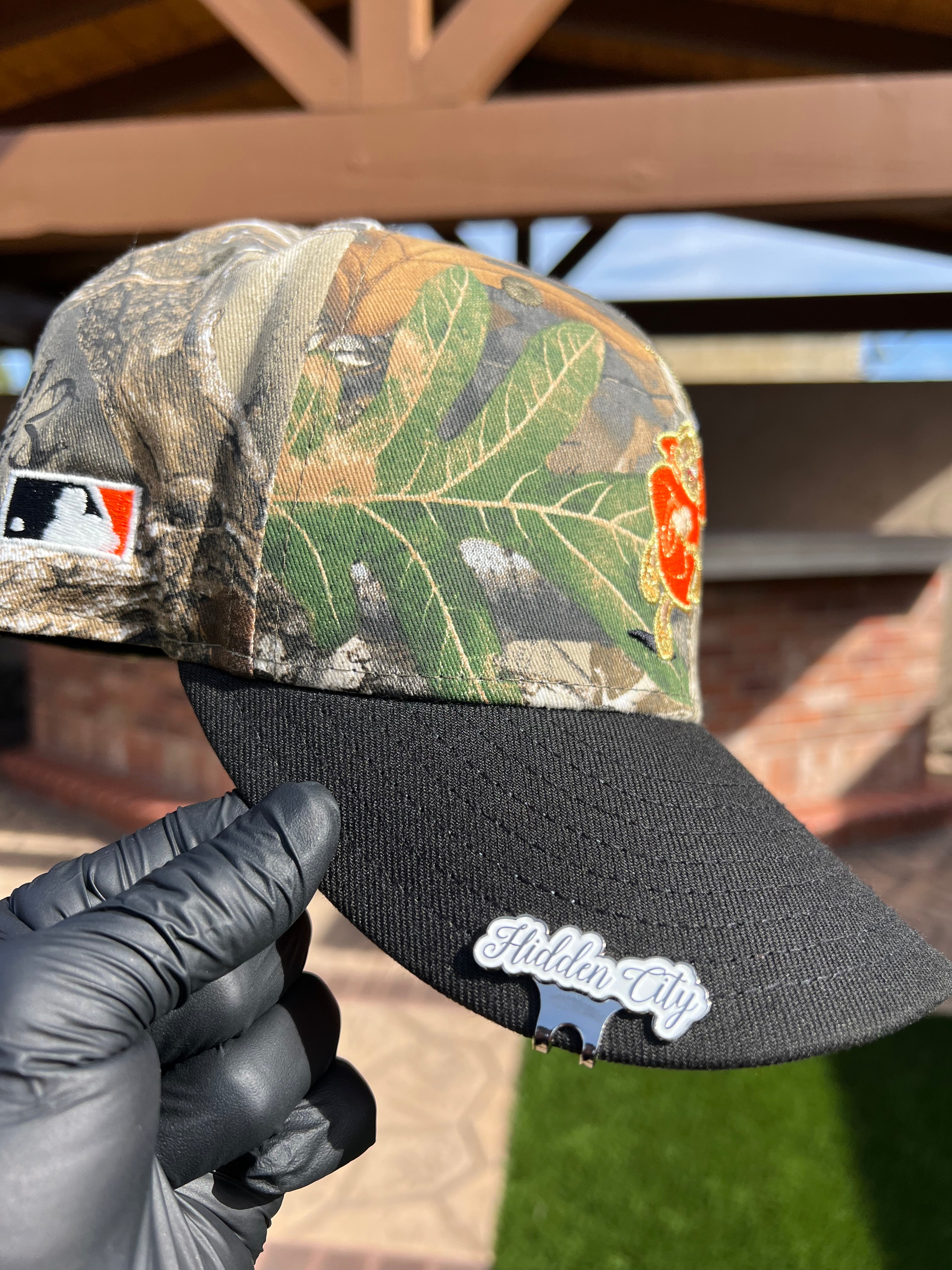 Escondido & Hidden City Hat Clips (plateado con fondo blanco)