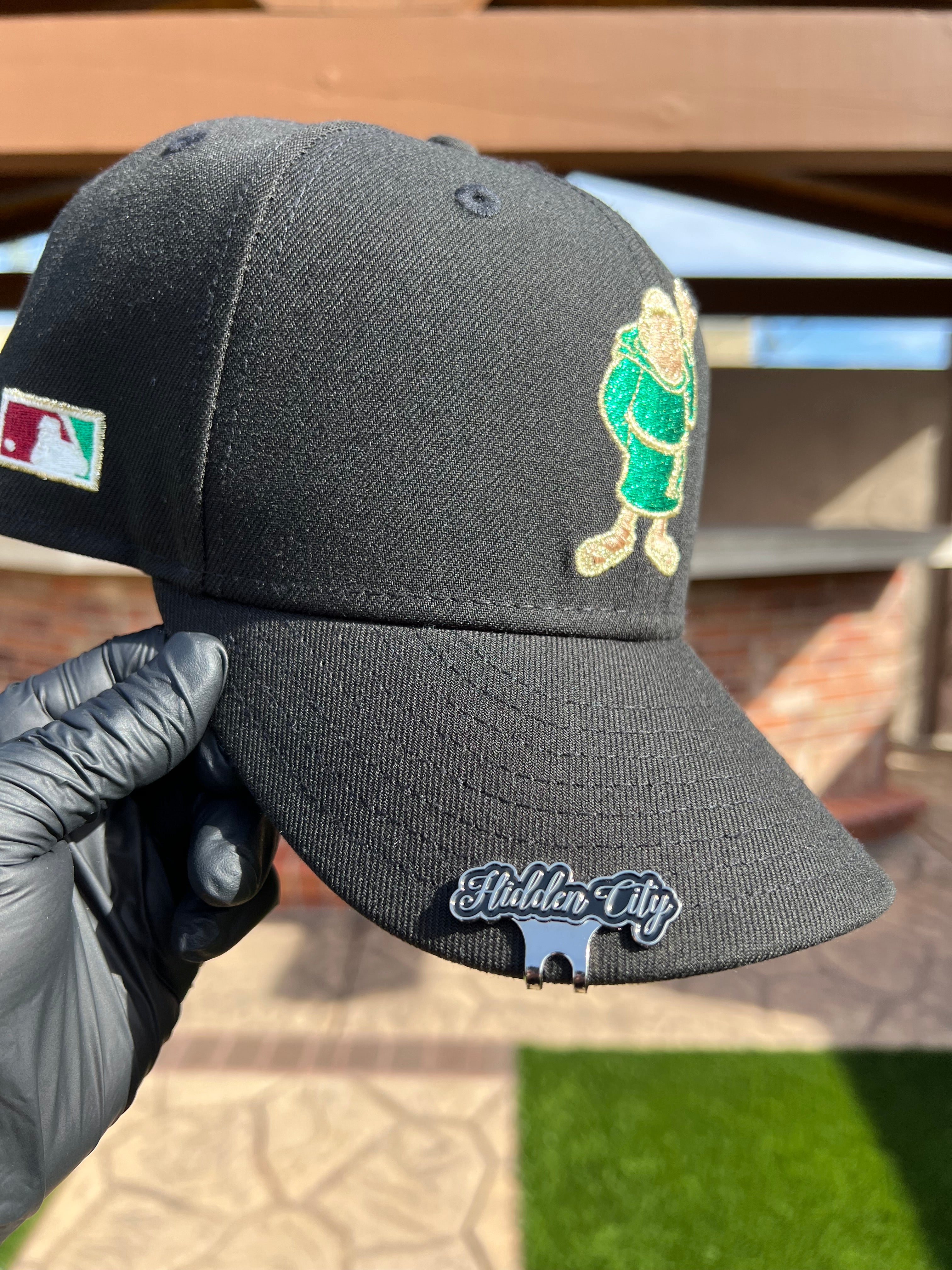 Escondido &amp; Hidden City Hat Clips (plateado con fondo negro)
