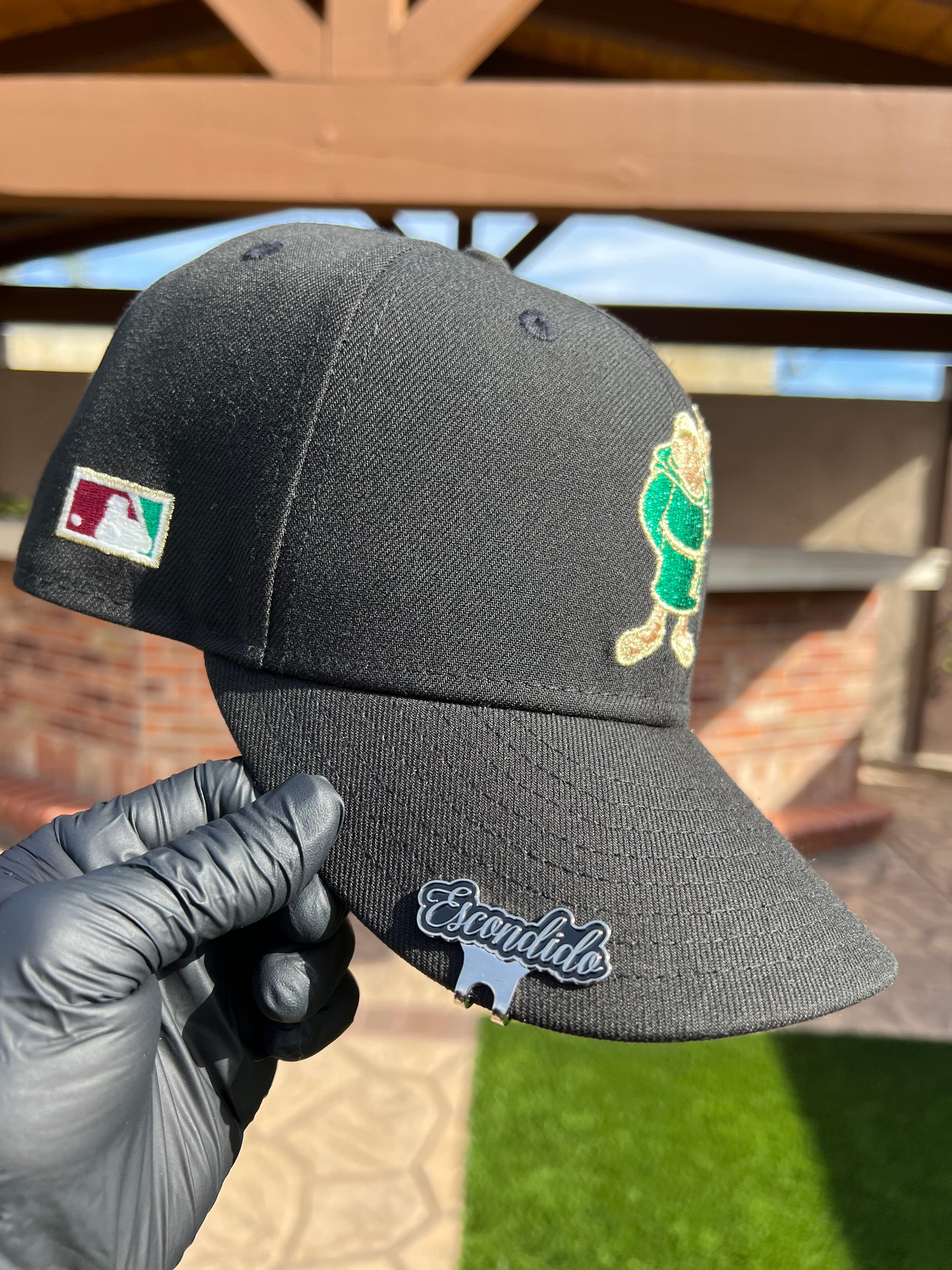 Escondido &amp; Hidden City Hat Clips (plateado con fondo negro)