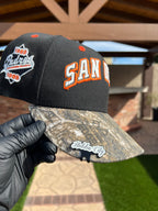 Escondido &amp; Hidden City Hat Clips (negro con fondo blanco que brilla en la oscuridad)