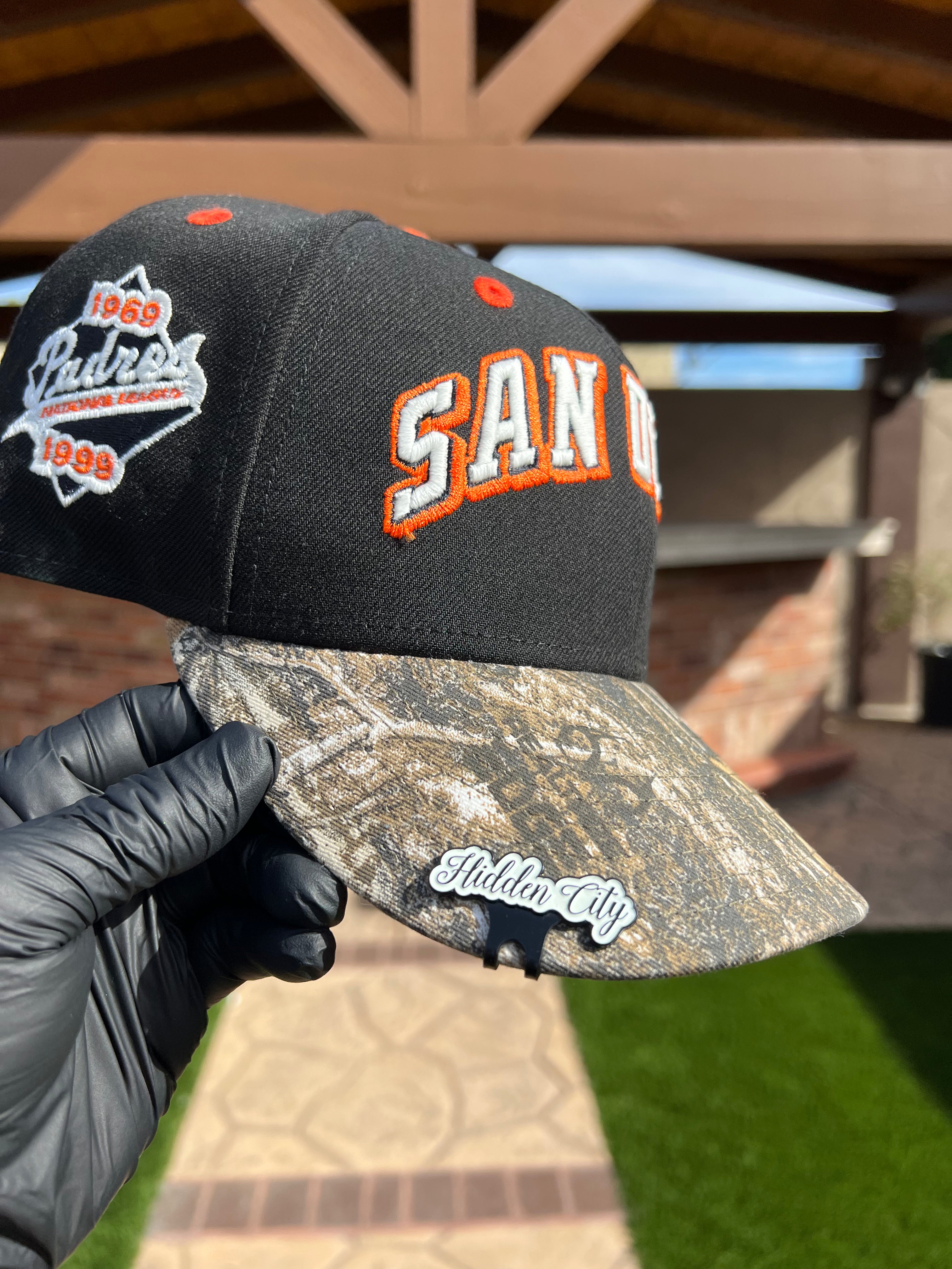 Escondido &amp; Hidden City Hat Clips (negro con fondo blanco que brilla en la oscuridad)
