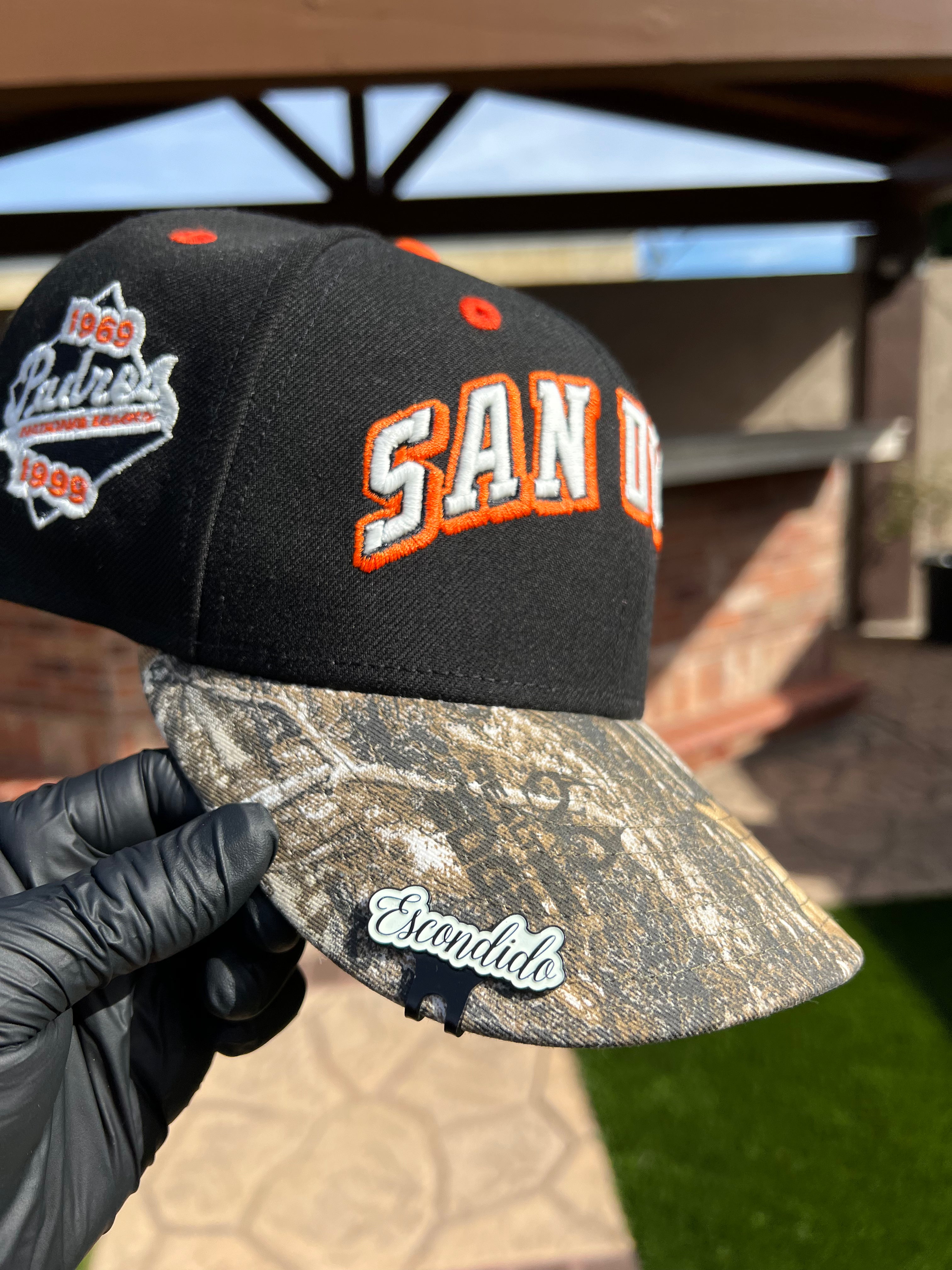 Escondido &amp; Hidden City Hat Clips (negro con fondo blanco que brilla en la oscuridad)